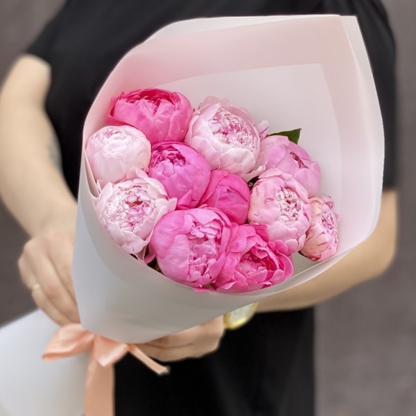 Розовый микс из 11 пионов